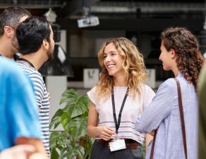 Groupe de personnes à un forum